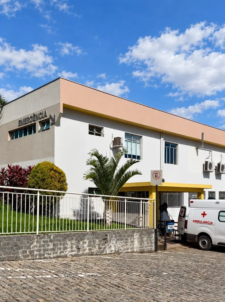 Fachada da Santa Casa de Itaguara com a entrada da Emergência, referência para chegar ao Centro de Imagem